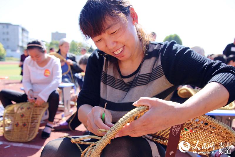 湖北十堰：编织大赛显身手 脱贫致富有动力