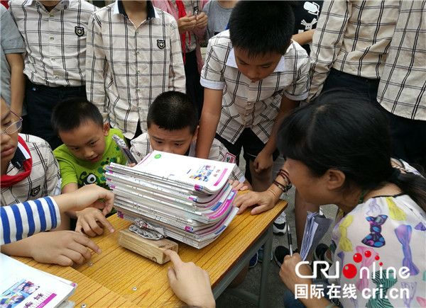 【唐已审】【原创】南宁市民主路小学科技节精彩纷呈  学生“玩转科学”兴致浓