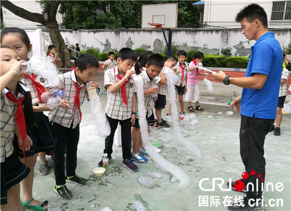 【唐已审】【原创】南宁市民主路小学科技节精彩纷呈  学生“玩转科学”兴致浓