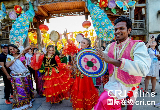 （供稿 旅游列表 三吴大地镇江 移动版）多国民俗亮相镇江宝华山第三届国际民俗文化节