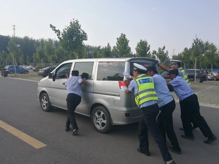 【河南要闻摘要】真诚服务赢得游客点赞：“河南人，中！”