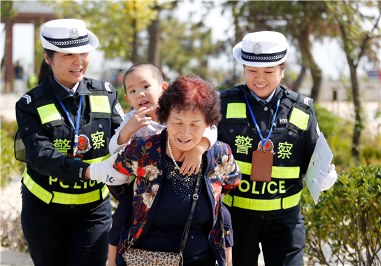 陕西合阳公安交警全员上路服务假日旅游