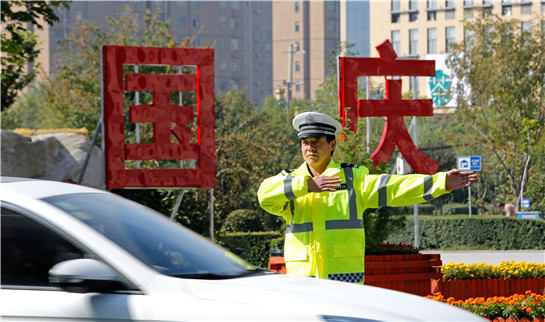 陕西合阳公安交警全员上路服务假日旅游