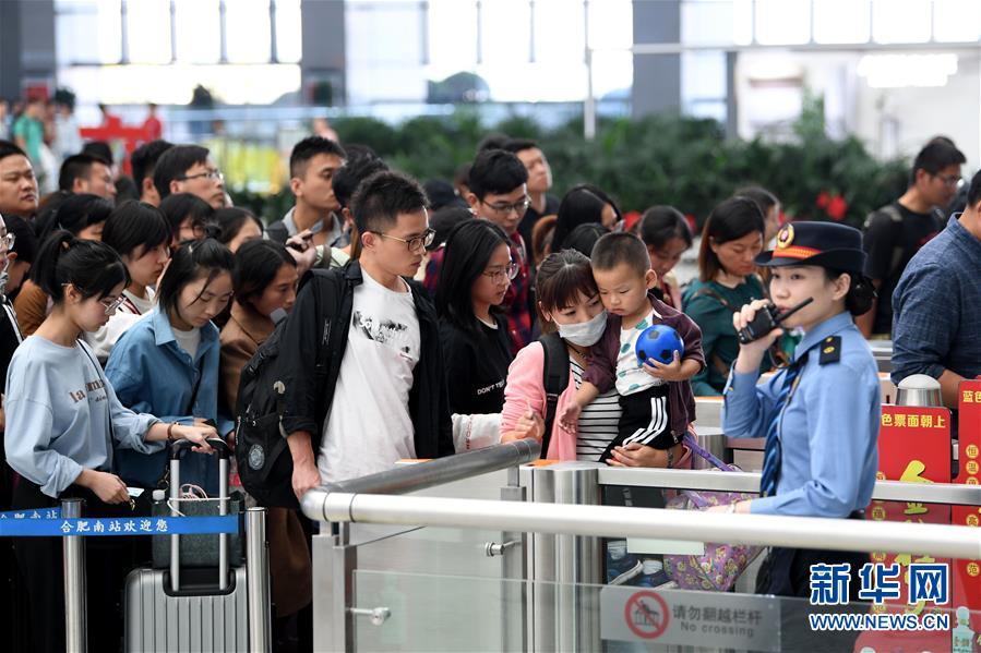 国庆长假最后一天 多地迎来返程高峰