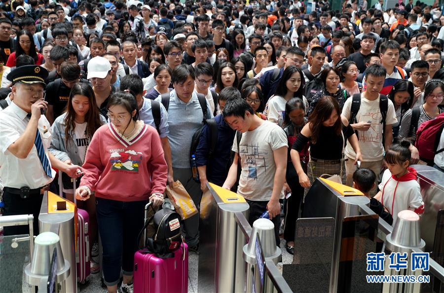 国庆长假最后一天 多地迎来返程高峰