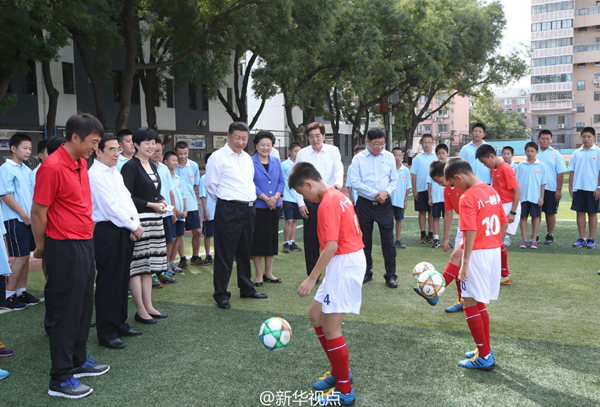 【砥砺奋进的五年】体育强国连着中国梦 定格习近平与青少年在一起的"体育镜头"