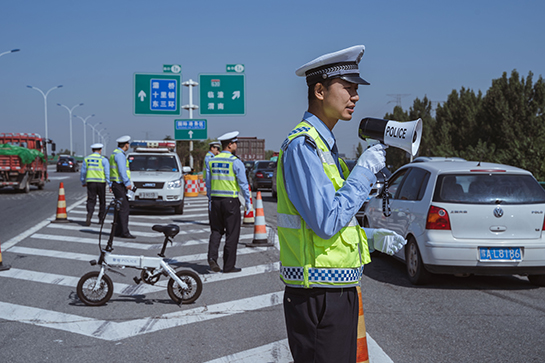 西安交警护航国庆假期交通安全出行