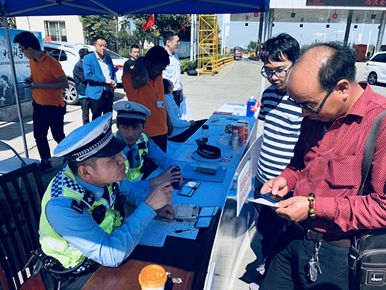 西安交警护航国庆假期交通安全出行