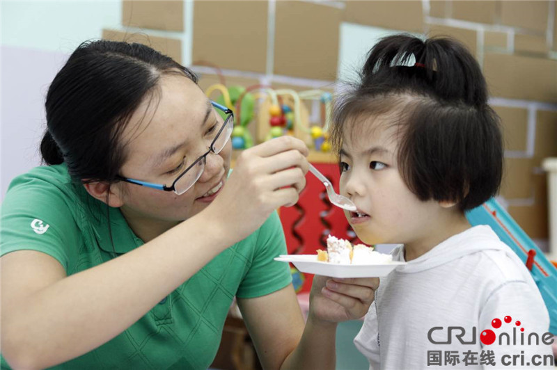 已过审【焦点图】“六一”前夕 屈谦看望慰问儿童福利院少年儿童