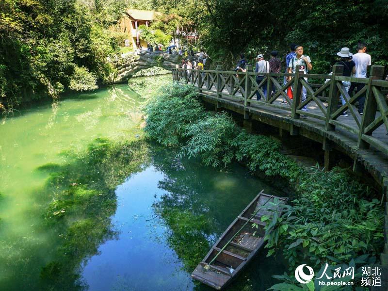 初秋的三峡大瀑布如仙境 中外游客直奔景区