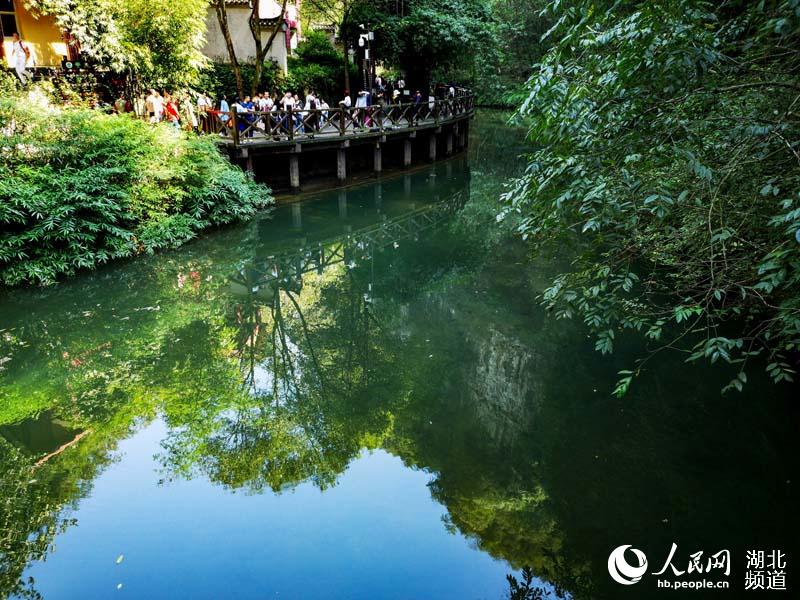 初秋的三峡大瀑布如仙境 中外游客直奔景区