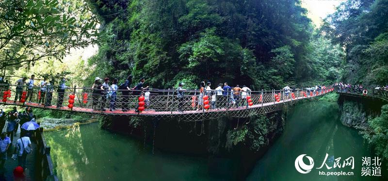 初秋的三峡大瀑布如仙境 中外游客直奔景区