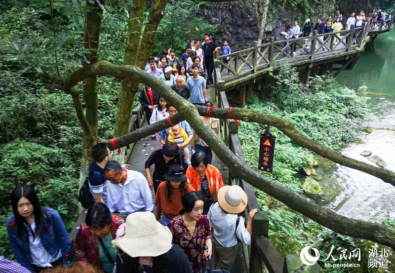 初秋的三峡大瀑布如仙境 中外游客直奔景区