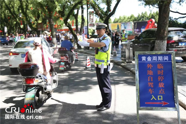 桂林交警国庆期间坚守岗位 查处交通违法3300余起