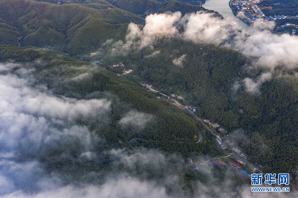 安徽佛子岭：巍巍大别山 层层秋意浓