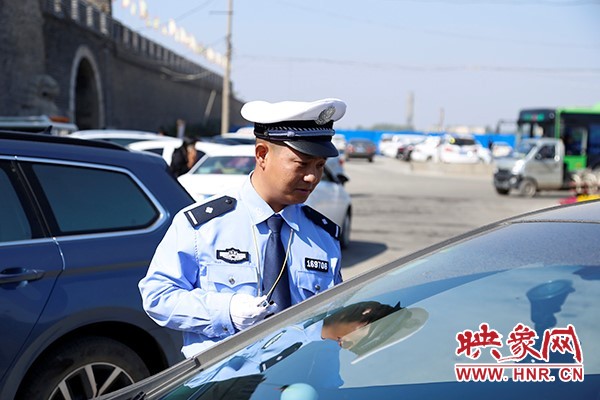 【华商节专题 图左标题右一】鲜花绿雕扮靓商丘