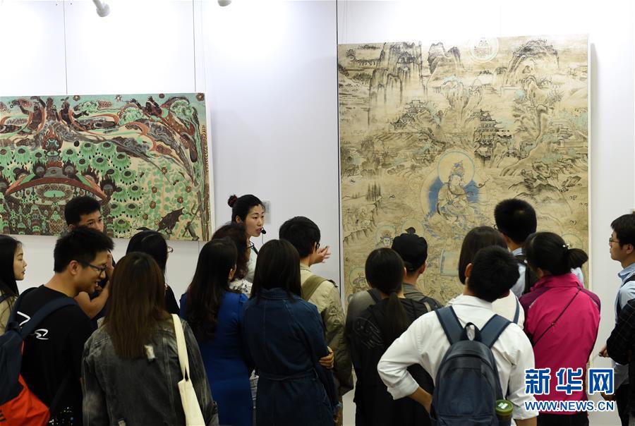 “敦煌壁画艺术精品高校公益巡展”走进南京东南大学