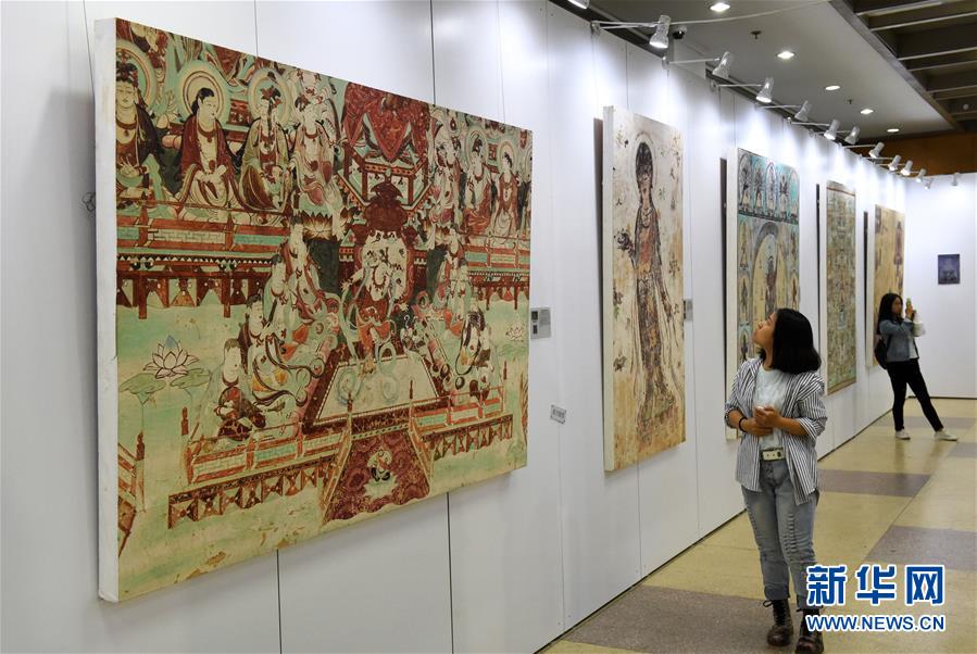 “敦煌壁画艺术精品高校公益巡展”走进南京东南大学