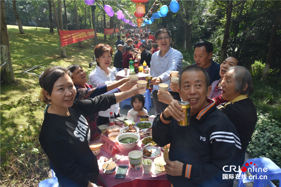 【社会民生】欢聚重阳 重庆两江新区金山街道举办“长桌宴”