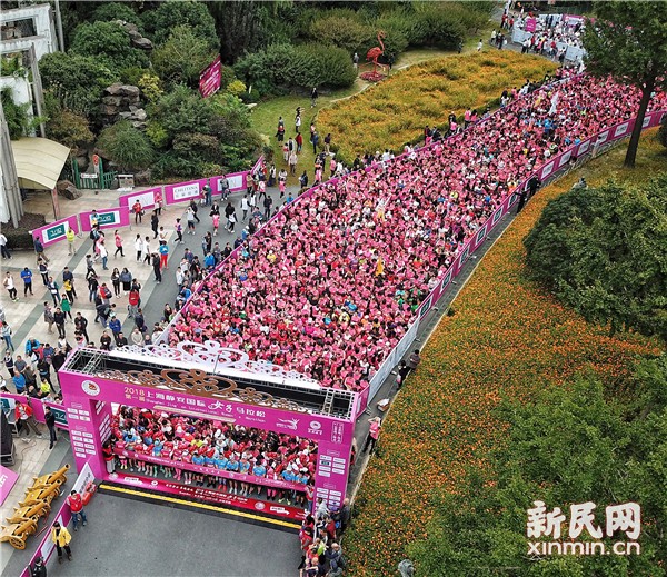 静安女子马拉松赛鸣枪开跑