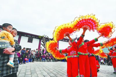 福州闽侯浦里村邀请老人看戏 迎接重阳节到来