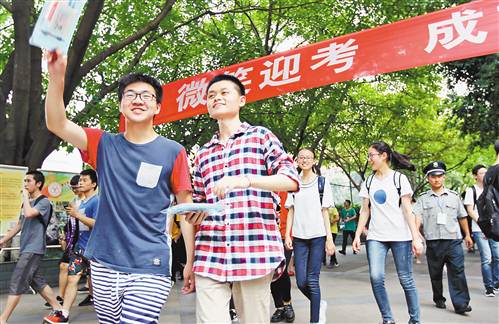 【要闻】高考今日启幕 “五件套”成考场标配