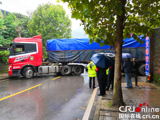 【法制安全】男子因路面堵塞险错过考试  重庆巴南民警及时送考