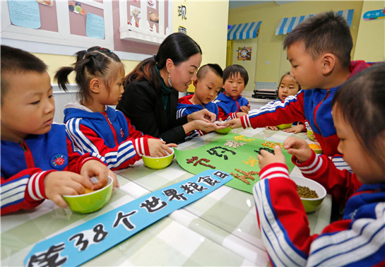 陕西渭南：世界粮食日 节约粮食从娃娃抓起