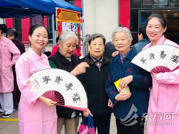 沪上首支护老者之歌发布 90后护理员刷新“职业成见”