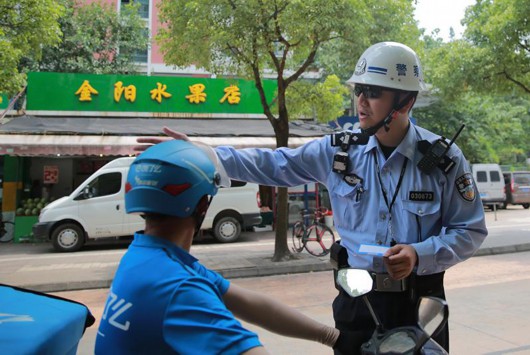 普陀区专项整治外卖骑手 快递小哥交通违法行为