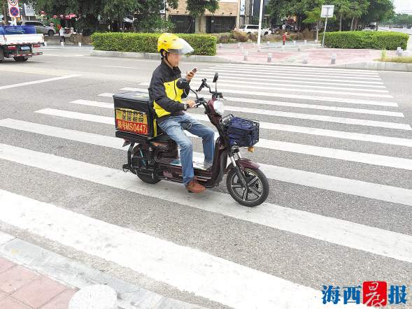 蹲点厦门多条斑马线 外卖小哥的交通行为让人捏把冷汗