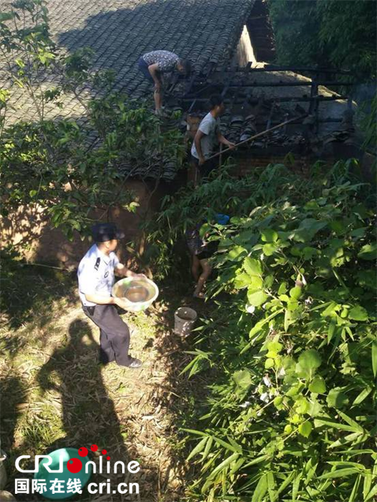 已过审【区县联动】【璧山】璧山警民合力扑灭民房火灾 起火原因疑电线老化【区县联动】重庆璧山区警民合力扑灭民房火灾