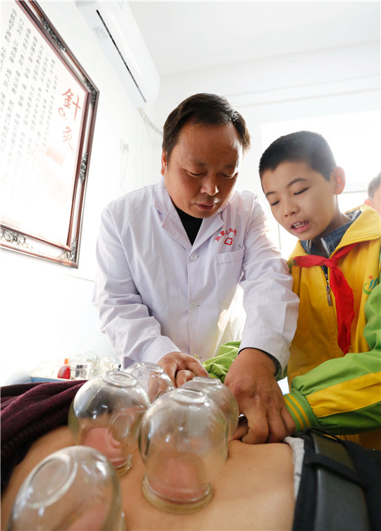 迎接“世界传统医药日”   陕西渭南小学生到医馆学中医