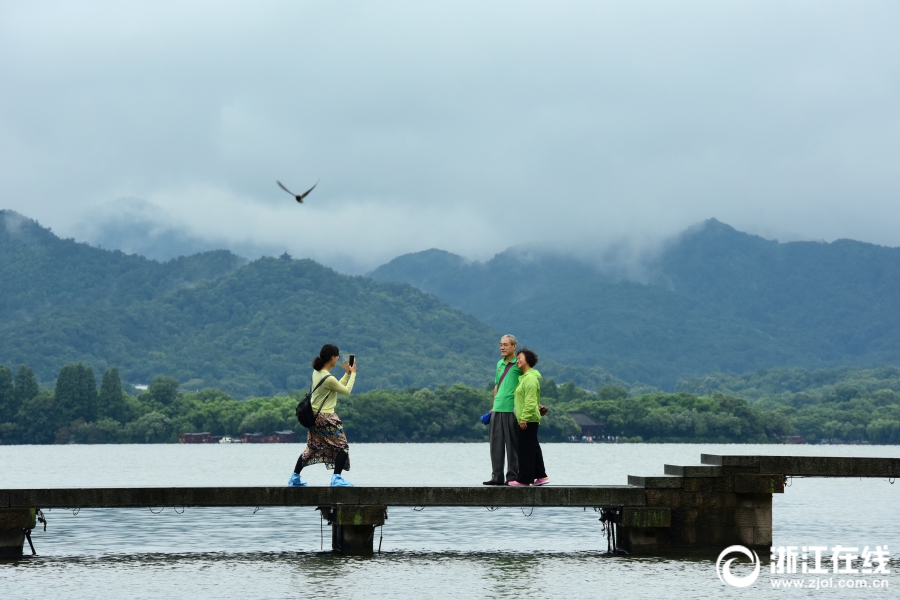 杭州：烟雨西湖 雨雾飘渺