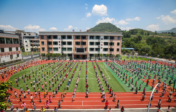 【区县联动】【梁平】梁平建立长效机制 学生与家长倡导共建乡风文明【区县联动】梁平区：一个没有垃圾桶的校园