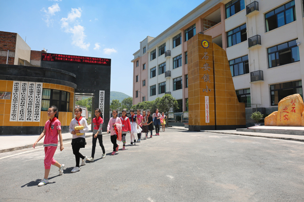 【区县联动】【梁平】梁平建立长效机制 学生与家长倡导共建乡风文明【区县联动】梁平区：一个没有垃圾桶的校园