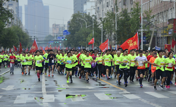 2018年郑州炎黄国际马拉松赛在惠济鸣枪开赛_fororder_微信图片_20181024165648_副本