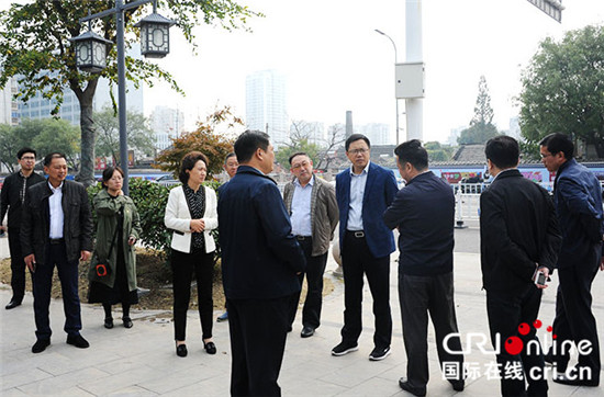 （供稿 社会广角列表 三吴大地泰州 移动版）泰州海陵区委书记陈翔调研社区党建工作