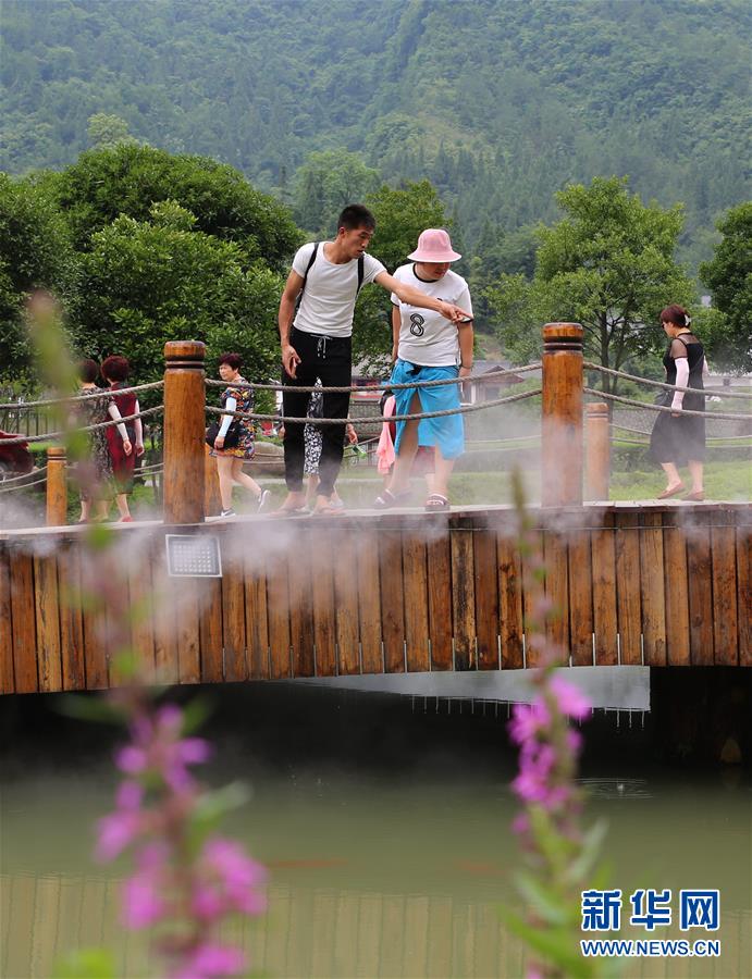 湖南张家界：景区喷雾送清凉