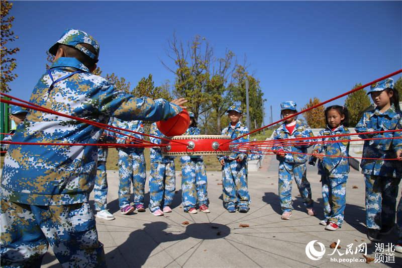 高清组图：“娃娃兵”学本领