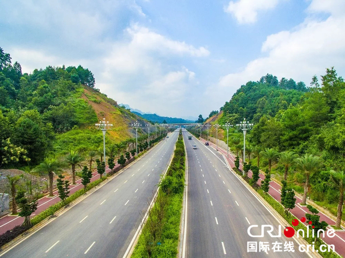 贵州荔波道路交通呈现新面貌  带动大发展