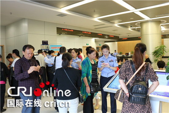 已过审【社会民生】暑期办证高峰来临 渝北出入境提醒市民错峰办证