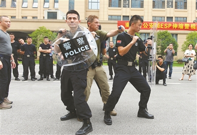 （社会广角）南京为一线民警配备新型伸缩警棍和防暴盾牌