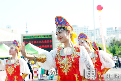 【龙江要闻】中俄文化大集花车巡游暨中俄民族风情展演盛装开幕