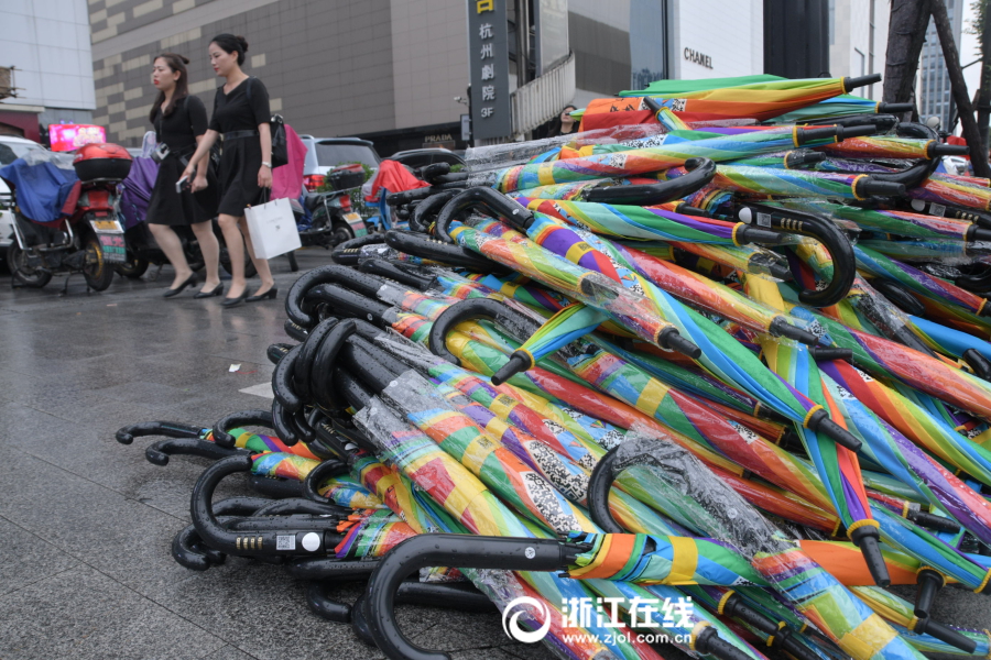 5万把共享雨伞现身杭城街头