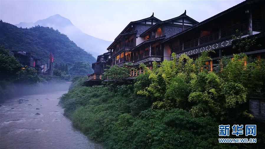 烟雨金佛山