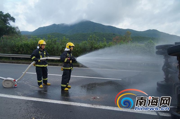 末尾有图【交通图文列表】【即时快讯】司机高速公路躲避车致货车侧翻