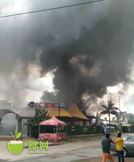 【琼岛动态】【即时快讯】万宁汇友城疑似发生大火 现场浓烟滚滚