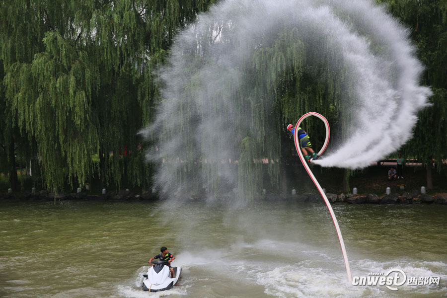 水上飞人惊现大唐芙蓉园，浪尖起舞令游客惊叹。_fororder_水上1