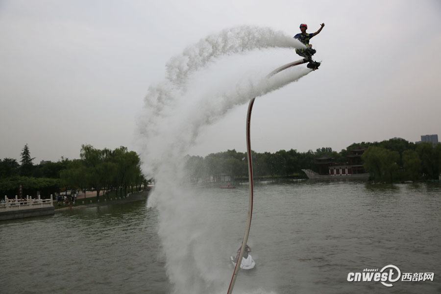 水上飞人惊现大唐芙蓉园，浪尖起舞令游客惊叹。_fororder_水上4